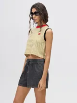 Short de denim color camel con cintura elástica ajustable mediante cordón. Presenta un corte relajado y un pequeño bordado de sol amarillo en el bolsillo trasero derecho.