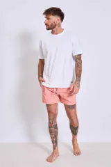 Short de baño color marrón con cordón ajustable en la cintura.
