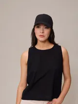 Gorro con visera de lino color negro, con logo bordado en el frente.