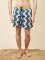 Short de baño estampado en tonos verde y lila con cintura elastizada color beige y cordón de ajuste negro.