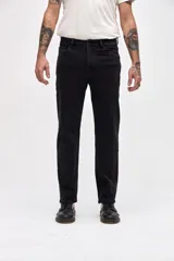 Jean de corte slim, color negro, con diseño de cinco bolsillos, cierre frontal con botón y cremallera.