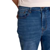 Pantalón de jean azul medio con corte slim, diseño clásico de cinco bolsillos, cierre de cremallera y botón metálico.