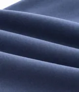 Pantalón deportivo de corte holgado, confeccionado en algodón con felpa, con cintura elástica y bolsillos laterales.