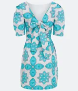 Vestido corto blanco con estampado de flores y corazones en color celeste, de corte recto, con mangas abullonadas y lazo en la espalda.