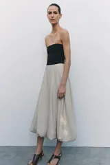 Body color blanco hueso, estilo strapless (bandeau) con escote recto y corte de bombacha cavado.