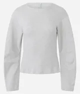 Blusa de algodón color gris melange, con cuello redondo, corte regular y mangas largas con diseño amplio. Presenta recortes verticales frontales que definen la silueta.