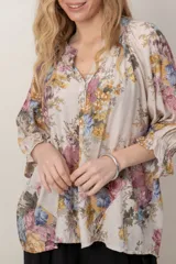 Camisa estampada de algodón y lino, con cuello en V, mangas anchas y puños con elástico.