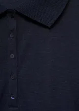 Polo de manga larga en tejido de punto color azul marino, con cuello clásico y cierre frontal de botones.