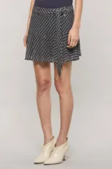 Falda mini azul con estampado de cadenas, canesú ajustado al cuerpo, volado en el ruedo, short interno y lazo en la cintura.