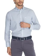 Camisa de manga larga RKF para hombre, de color celeste con finas rayas blancas, cuello button-down, bolsillo en el pecho con logo bordado y cierre frontal con botones.