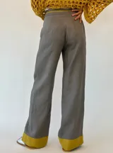 Pantalón de lino color fucsia, de corte palazzo y tiro alto.