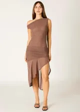 Vestido midi de color marrón mocha, con diseño de un solo hombro y detalle de fruncido en la cintura. La falda presenta un corte asimétrico con una abertura lateral que aporta movimiento y fluidez a la prenda.