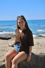 Camisa marrón tejida a crochet con hilo de algodón, de mangas cortas y cuello camisero.