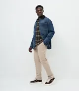 Pantalón chino de corte recto confeccionado en sarga de algodón con un toque de elastano. Presenta cierre frontal con botón y cremallera, bolsillos laterales funcionales y bolsillos traseros. Diseño de estilo sastrero versátil para looks casuales o formales.