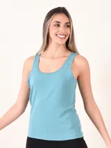 Musculosa de mujer color verde azulado, con escote redondo y tirantes anchos.