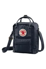 Bandolera negra Fjallraven Kanken Sling, confeccionada en Vinylon F, con logo reflectivo.