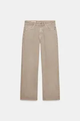Jeans de mezclilla en tono beige, de tiro medio y corte relaxed fit con pernera recta y cinco bolsillos clásicos.