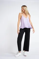 Musculosa de breteles finos con diseño de espalda nadadora y detalle de volados en el ruedo.