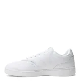 Championes urbanos New Balance de estilo court, totalmente blancos. Presentan un diseño minimalista con el logo 'N' en el lateral, cierre mediante cordones y suela de goma resistente.