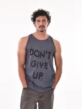 Musculosa gris con estampado frontal con la frase "Don't Give Up" en letras negras.