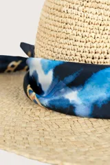 Pañuelo cuadrado de tela ligera con estampado abstracto en tonos azules y negros, enmarcado por un diseño de cadenas doradas.