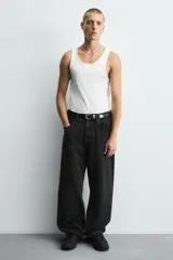 Zapatillas grises con cordones, suela con volumen y diseño irregular.