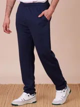 Pantalón deportivo jogger recto negro con bolsillos laterales con cierre.