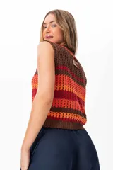 Chaleco tejido a crochet con diseño a rayas horizontales en tonos marrón, naranja y rojo. Tiene escote en V, cierre con botones de madera y ribetes marrones.