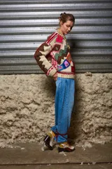 Sweater de lana tejido y bordado a mano con diseño geométrico multicolor, de calce holgado, cuello a la base y puños.