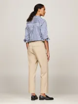 Pantalón tobillero color beige de algodón elástico, corte slim y pierna recta.