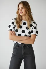 Remera de manga corta con cuello a la base y diseño holgado, confeccionada en algodón con elastano y estampado animal print.