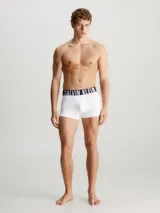Pack de tres boxers ajustados de algodón con cintura elástica distintiva de la marca Calvin Klein. Incluye un modelo verde, uno negro jaspeado y uno blanco.