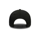 Gorra New Era modelo 9Forty de los Chicago White Sox, color negro, con diseño curvo clásico, logotipo del equipo bordado en el frente y parche conmemorativo lateral.