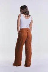 Pantalón camel de pierna ancha y corte recto, con pretina elástica fruncida en la cintura.