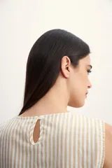 Blusa sin mangas con estampado a rayas verticales color beige y blanco.