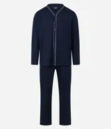 Pijama masculino de dos piezas en color azul marino. Incluye una camisa de manga larga con cuello en V, cierre frontal abotonado y detalles de costuras en contraste, junto con un pantalón de corte recto y cintura elástica.