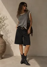 Blusa de hilo tejido a rayas horizontales, modelo suelto y oversize, con cuello redondo y mangas cortas.