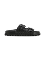 Sandalia de cuero negro con diseño entrelazado, doble tira con hebillas decorativas con brillo y suela de goma dentada.