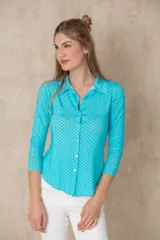 Camisa celeste con lunares verdes, de manga 3/4 y cuello camisero.
