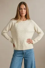 Sweater de punto en color beige jaspeado, con cuello redondo, mangas largas con puños acanalados y ruedo también acanalado.