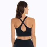 Top deportivo Merrell color negro, con diseño de cuello redondo y espalda estilo nadadora. Presenta el logo de la marca estampado en el centro del pecho.
