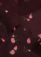 Vestido midi color borgoña con estampado de pequeñas rosas rosadas, escote en V, mangas cortas abullonadas y abertura en la espalda.