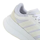 Championes urbanos Adidas modelo Adirok, color blanco, con tecnología Cloudfoam en la entresuela para mayor amortiguación. Presentan un diseño de malla transpirable con refuerzos sintéticos y las icónicas tres tiras de la marca en los laterales.