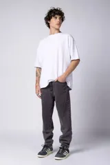 Jean de corte mom, color gris oscuro con efecto lavado, de tiro medio y pierna recta.