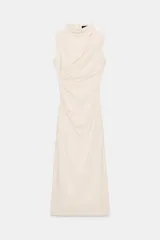 Vestido midi de cuello subido y sin mangas, confeccionado con un diseño drapeado lateral que aporta textura y movimiento a la prenda. Presenta un corte entallado y cierre de cremallera oculta en la espalda.