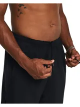 Short deportivo Under Armour modelo Launch de 7 pulgadas, color negro. Confeccionado en tejido ligero y duradero con paneles de malla para ventilación, cuenta con forro interior, cintura elástica con cordón y bolsillos laterales.