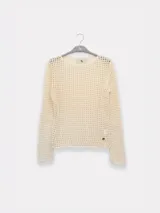 Sweater de tejido calado negro, con manga larga y cuello bote.