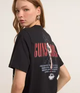 Remera negra de algodón con cuello redondo, manga corta y estampa de Guns N' Roses en la espalda.