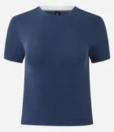 Remera azul marino de manga corta y corte ajustado, con cuello redondo y ribete en contraste color blanco en el cuello y los puños.