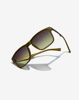Gafas de sol Hawkers Peak Metal unisex, con montura cuadrada color verde oliva y lentes degradadas de negro a verde.